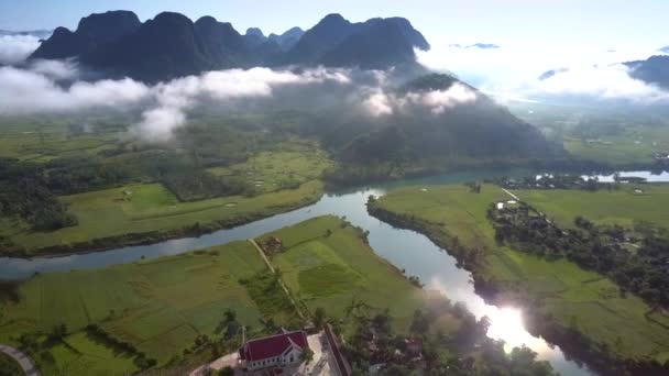 フィールド図鑑農村渓谷の驚異的な飛行家 遠くの丘に対して川の太陽ディスクを反映 — ストック動画