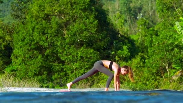 Junge Frau Macht Yoga Ufer Des Flusses — Stockvideo