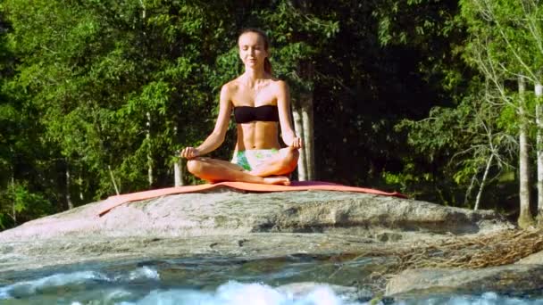 Mujer Joven Está Sentada Alfombra Meditando Orilla Del Arroyo — Vídeo de stock