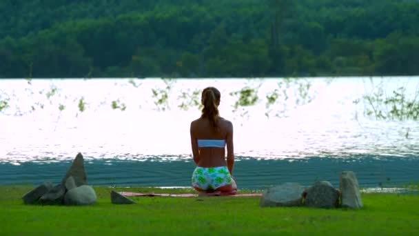 Mujer Joven Está Sentada Alfombra Meditando Orilla Del Río — Vídeos de Stock