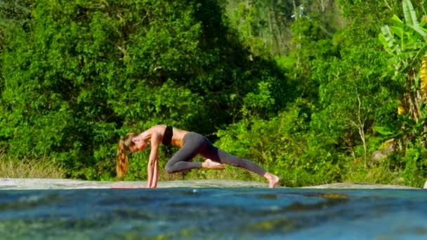 Junge Frau Macht Yoga Ufer Des Flusses — Stockvideo