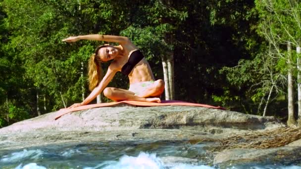 Junge Frau Sitzt Auf Teppich Und Meditiert Ufer Des Flusses — Stockvideo