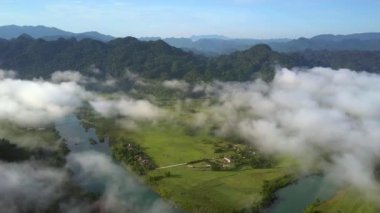 countryscape mavi nehir ve köy ile sis sabah tepelerde karşı zor görünür yukarıda resimsel uçuş