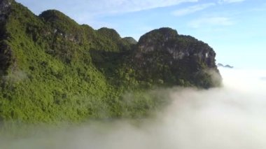amasing üst görünüm sabah güneş ışığı parlak mavi gökyüzü karşı siste çıkıntılı tuhaf dağlar yanar