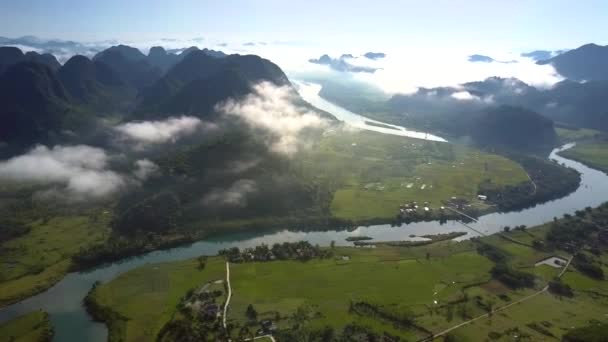 Erstaunliche Endlose Hochpanorama Hochlandtal Mit Dorf Und Langen Blauen Fluss — Stockvideo