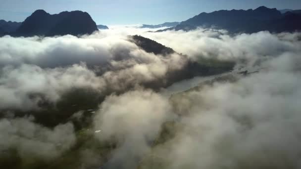 Vista Aérea Pictórica Río Brilla Través Nubes Esparcidas Niebla Entre — Vídeo de stock