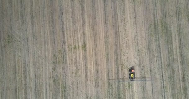 Macchina Fotografica Segue Verticalmente Oltre Trattore Trailed Spruzzatore Fertilizzanti Guida — Video Stock