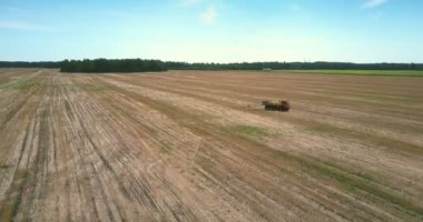 resimsel hava panorama sonsuz expanses temizlenmiş alanları ve mavi gökyüzü karşı modern motorlu yağmurlama