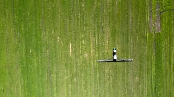 Interessante Bovenste Verticale Weergave Trekker Stond Sproeier Met Lange Balken — Stockvideo