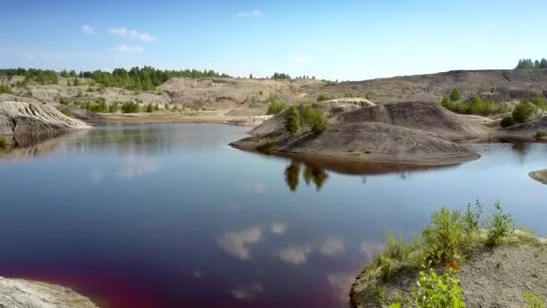 Incredibile Panorama Lago Specchio Riflette Cielo Blu Con Nuvole Bianche — Video Stock
