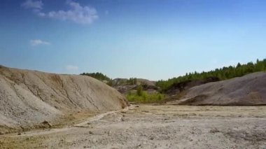 Kanyon düz dipli geçmiş dik gri taşlı yamaç boyunca hızlı üst hareket ilginç eski kil çukur açık mavi gökyüzü altında oluşan