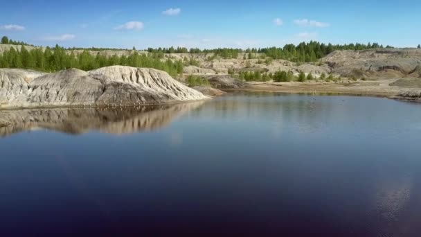 Geweldige Luchtfoto Donker Blauwe Lake Spiegel Reflecteert Ontpit Steile Helling — Stockvideo