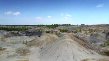 Düzgünleştirilmiş yamaçları kil ocağı ve orman ufukta