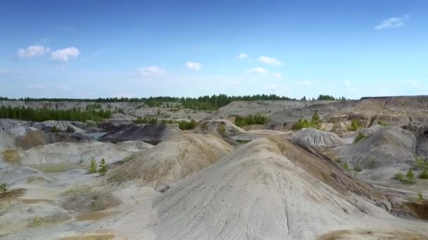 Düzgünleştirilmiş yamaçları kil ocağı ve orman ufukta — Stok video