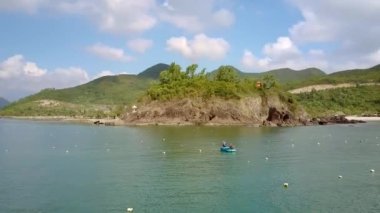 insanlar teknelerde excotic manzara karşı şamandıralar arasında yelken