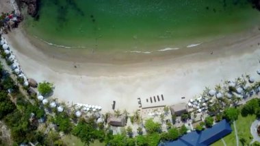 otel yeşil okyanus tarafından yıkanmış ile tropik sahil