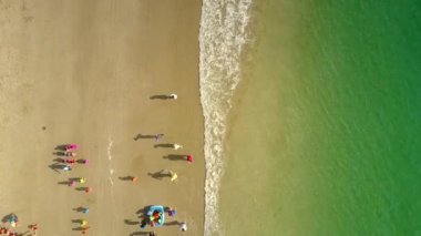 Çocuk grubuna beach okyanus dalgaları üzerinde rulo öğretmenler toplamak
