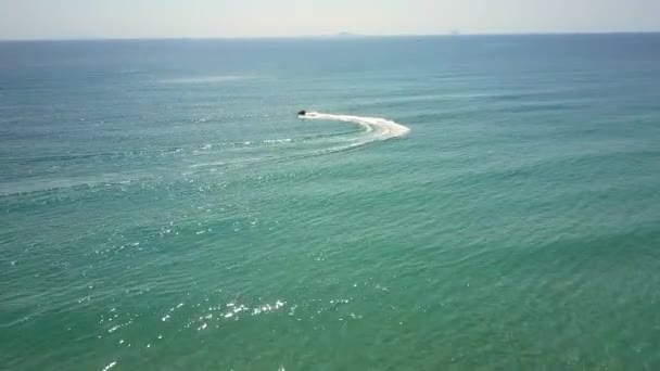 Luchtfoto water scooter snelheden in de open oceaan — Stockvideo