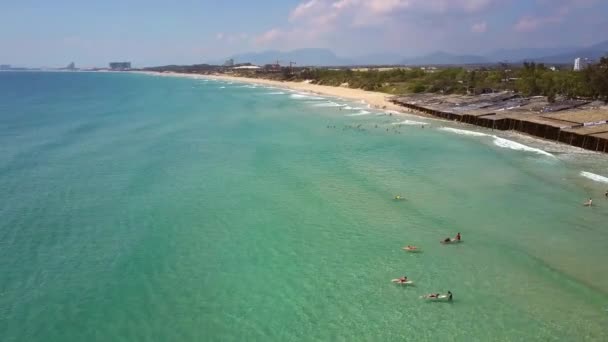 Letecký pohled na vysoké obrovský oceán s lidmi proti pobřeží — Stock video