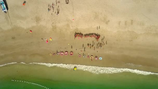 Aérea bonita vista playa tropical con gente distante — Vídeos de Stock