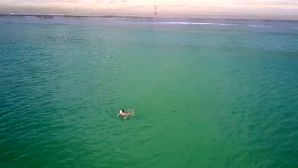 Mujer nada en mar y paseos turísticos a lo largo de la playa — Vídeos de Stock