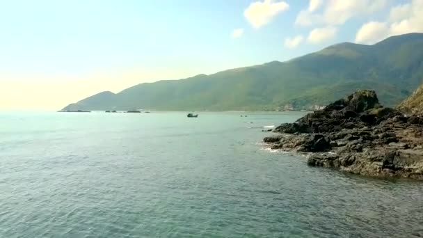 Movimiento sobre el agua de mar azul más allá de la costa — Vídeos de Stock