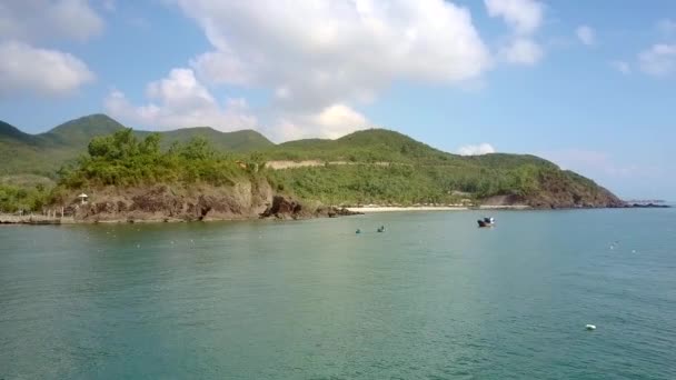 Erstaunliche Hügellandschaft und azurblauer Ozean — Stockvideo