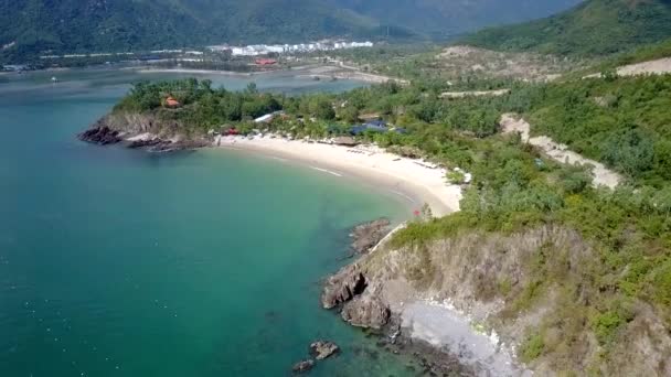 Luchtfoto beweging langs picturale Oceaan kust met strand — Stockvideo