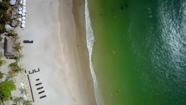 Drone cirklar ovanför tropiska kusten ocean beach — Stockvideo