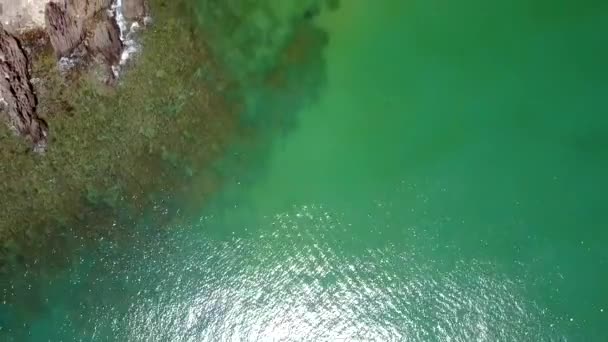 Gleams van het zonlicht op het water van de Oceaan door cliff — Stockvideo