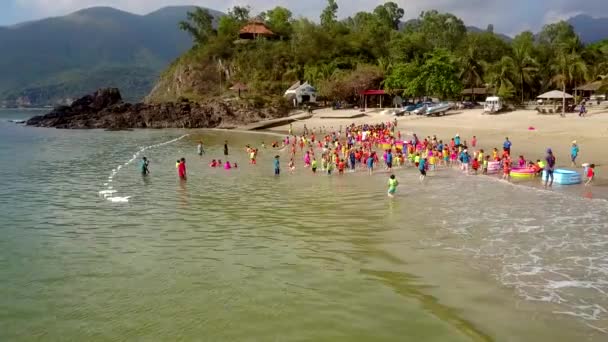 Partie de l'océan séparée par une ligne de bouées pleine d'enfants gambolling — Video