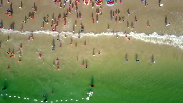 Les enfants se reposent en courant de la vague roulante à la plage — Video