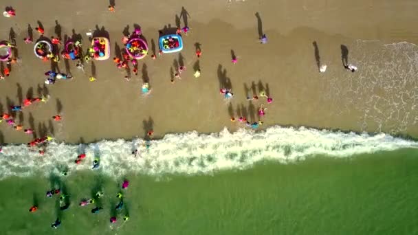 Köpüklü dalgalar beach çocuk gambol üzerinde rulo — Stok video