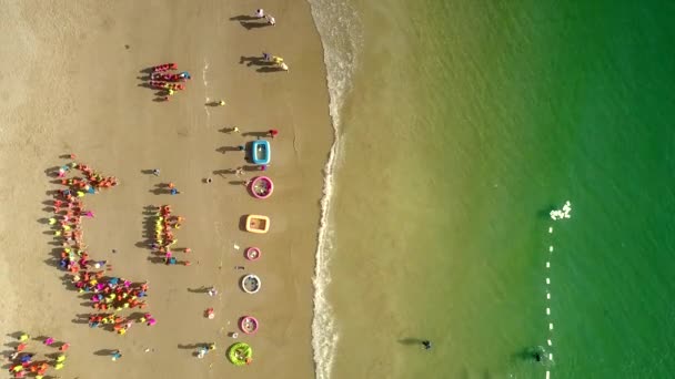 Drone mostra de acima linhas paralelas de piscinas e bóias — Vídeo de Stock