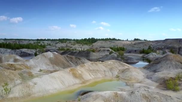 Голубые пруды, образованные дождями на территории старого глиняного карьера — стоковое видео