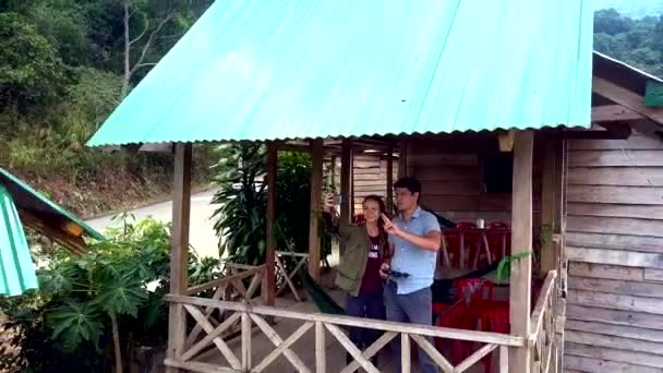 男女の子ジャングルに対する観測塔の上に立つ — ストック動画