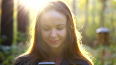 güneş ışığı yanıp sönen karşı uzun akan saçlı kadın 