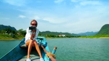 ahşap tekne yay yapar selfie nehir karşı kız oturuyor