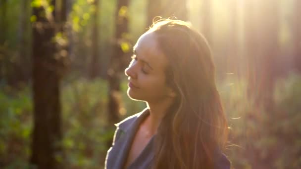 Fantástica vista lateral bonita menina rosto iluminado por volta raios de pôr do sol — Vídeo de Stock