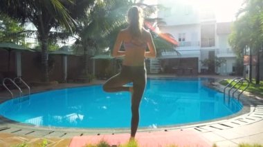 sabah yoga poz havuzu tarafından arka görünümü kız duruyor