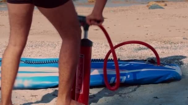用手泵的低角射人膨胀桨板 — 图库视频影像