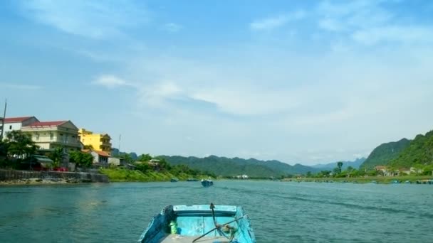 Barcos de madera flotan en el río tropical con hermosas orillas — Vídeos de Stock