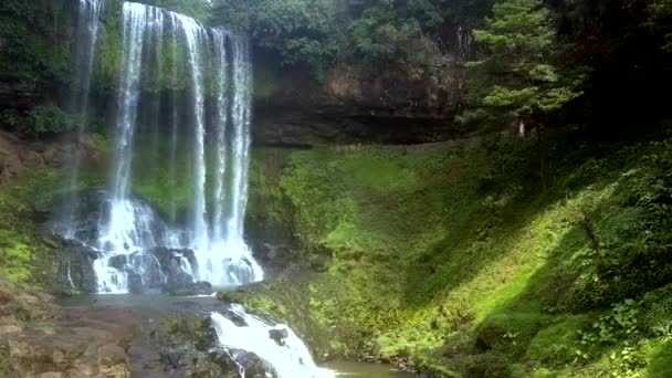 Под ярким солнцем сверкают водопады — стоковое видео