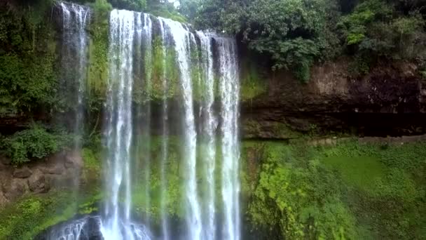 Tremendas corrientes de agua de imagen caen sobre rocas — Vídeos de Stock