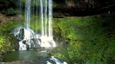 nehir art arda gelen hareketli şelale dön