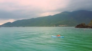 yoga poz paddleboard Okyanusu üzerinde kadın meditasyon