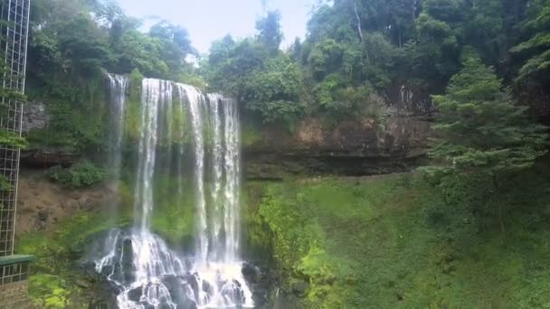 Reserva natural con ascensor hacia arriba cerca de la cascada — Vídeos de Stock