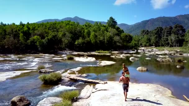 Adam kız omuz Köprüsü rapids yukarıda boyunca taşır — Stok video