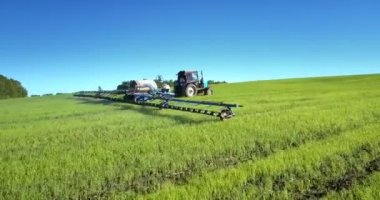 Kamera taşır ve orman karşı çekilir püskürtücü yukarıda uçar