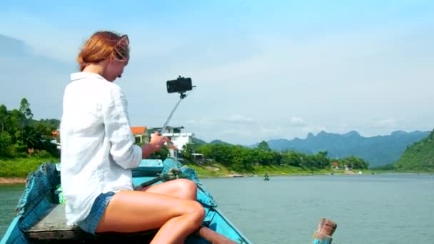 背面女孩与长辫子使自拍在船弓 — 图库视频影像